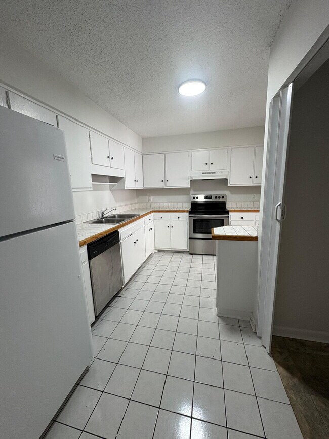Building Photo - 571 Winding Creek Rd