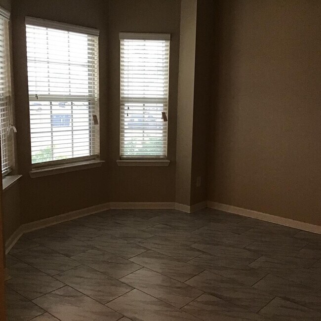 Building Photo - 2793 Huntcliffe Dr