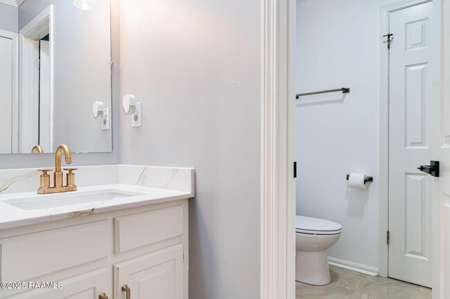 Building Photo - 206 Country Club Dr