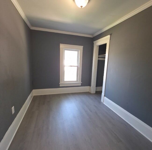 Building Photo - Single Family Home 3 beds 1.5 bath Available Now!