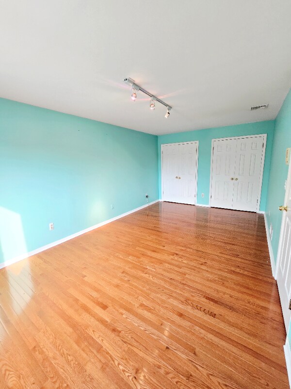 Building Photo - 821-21 Creek Ct