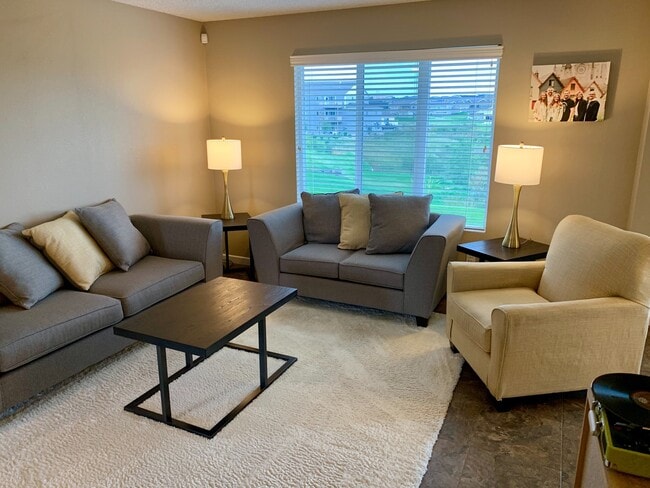 Building Photo - 3 bedroom 2.5 bath townhome