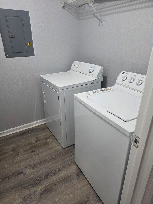 Building Photo - LEGENDS 3 Bedroom