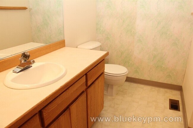 Building Photo - 3 Bed 1.5 Baths Home in East Cascade Park