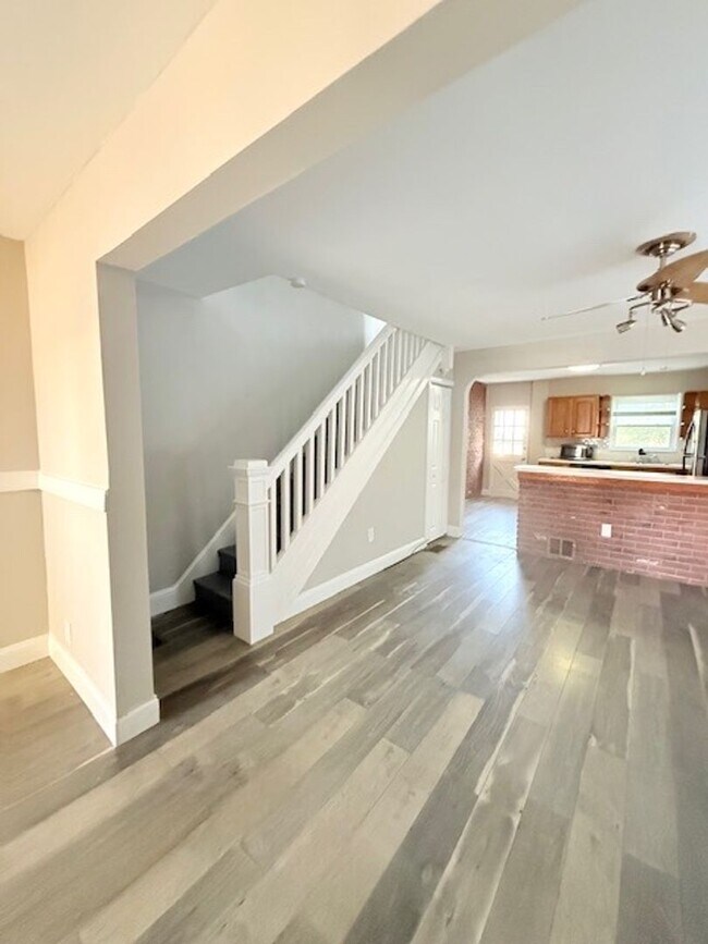 Building Photo - Charming 3-Bedroom Twin Home for Rent in L...