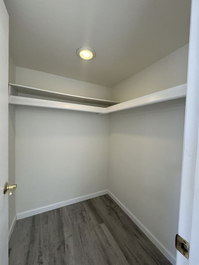 Building Photo - 850 S River Dr