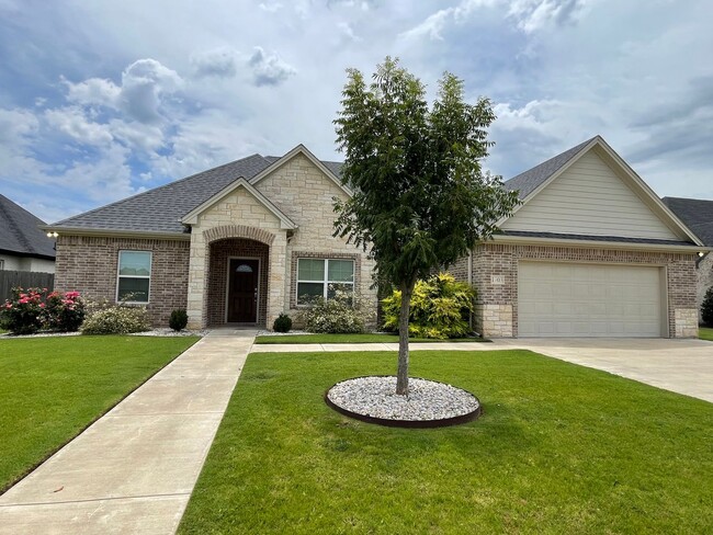 Primary Photo - AVAILABLE NOW 3 BEDROOM 2 BATH WITH OFFICE...