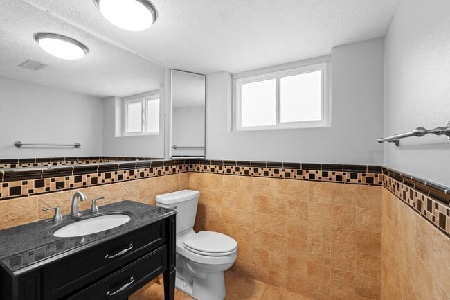 Building Photo - 4-Bedroom Retreat in Medical Lake - 2 Baths & 2,454 Sq/Ft Half Month Rent Free!