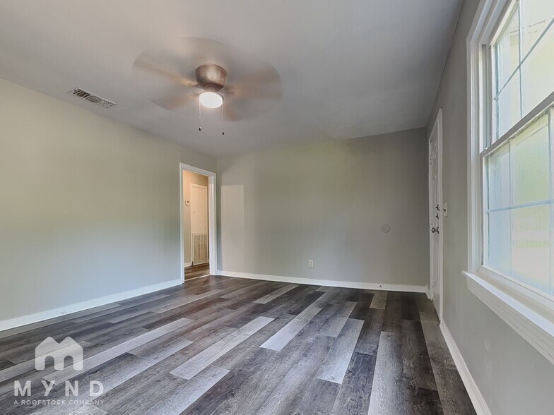 Building Photo - 404 N Kenwood Rd