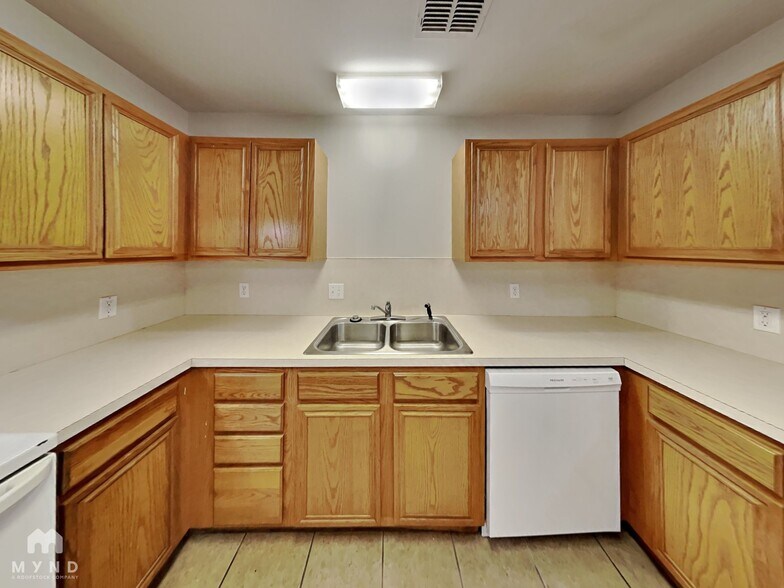 Building Photo - 516 N Brentwood Ave