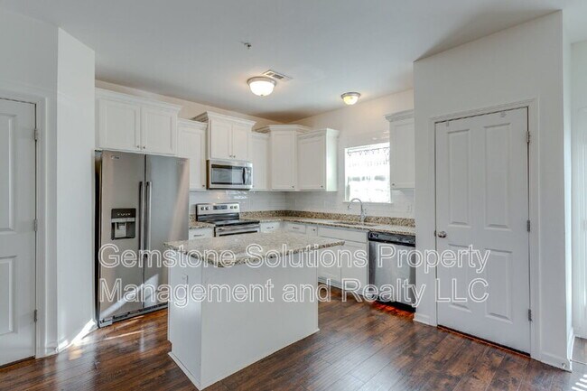 Building Photo - 304 Oldbury Ln