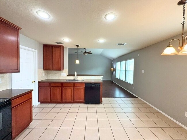Building Photo - 9120 Goldenview Dr