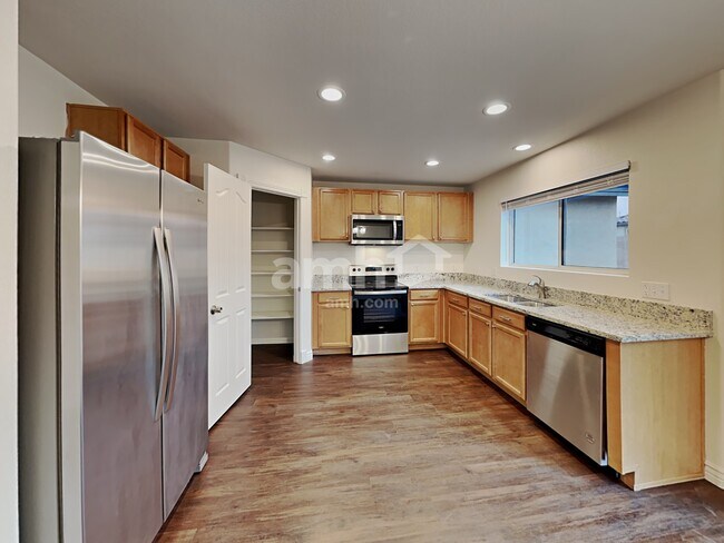 Building Photo - 309 W Vuelta Friso