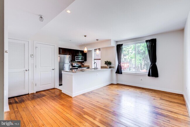 Building Photo - 420 16th St SE