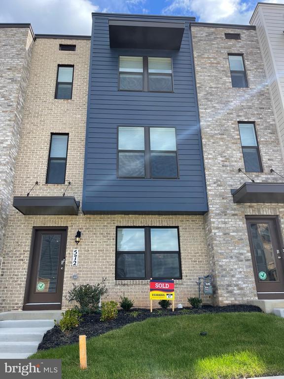 Building Photo - 572 Union St