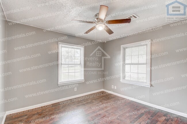 Building Photo - 1806 NW Lincoln Ave