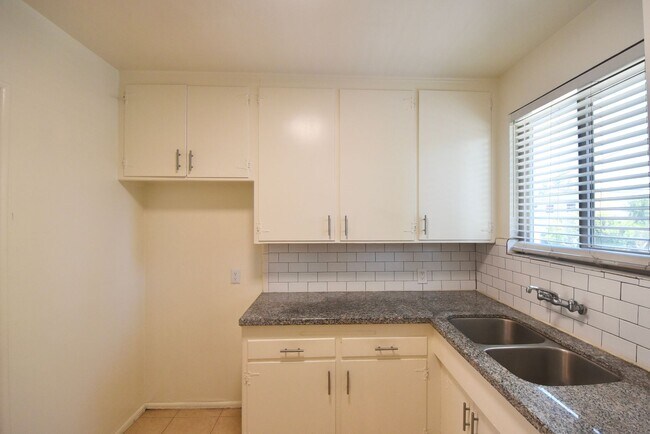 Building Photo - 5103 Cahuenga Blvd