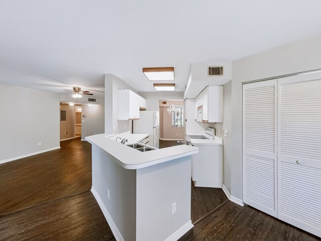 Building Photo - ** COACH HOMES @ BERKSHIRE LAKES ** 2 BED / 2 BATH - 1ST FLOOR CONDO - GARAGE - ANNUAL RENTAL