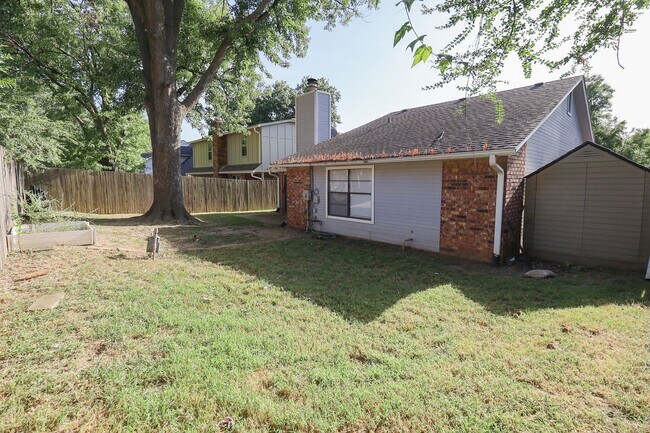 Building Photo - This Beautiful Home by Hunter Park is Wait...