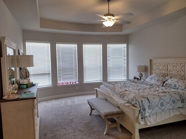 Building Photo - Beautiful 4 bedroom with a pool!!!