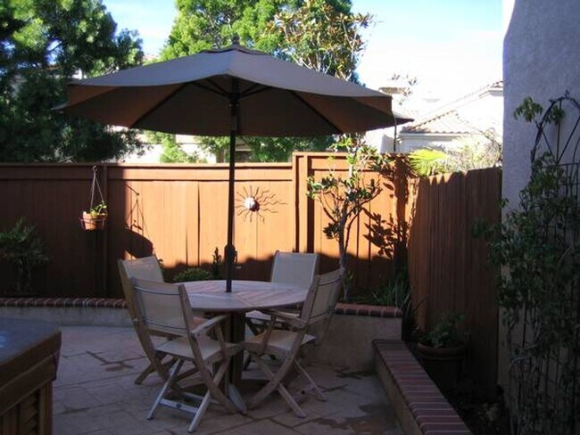Building Photo - Gorgeous 4 br./3 bath home, close to highl...