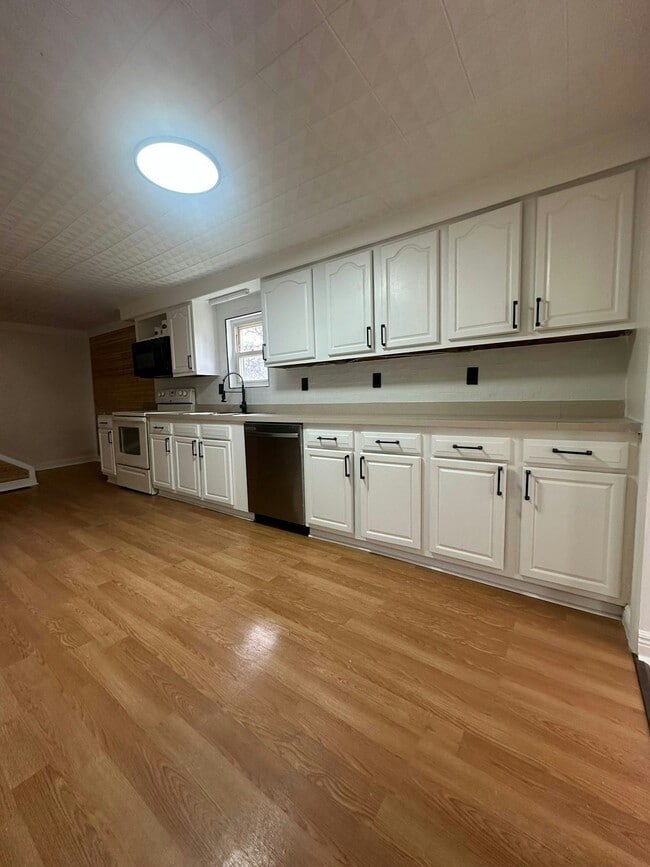 Building Photo - 125 E Market St