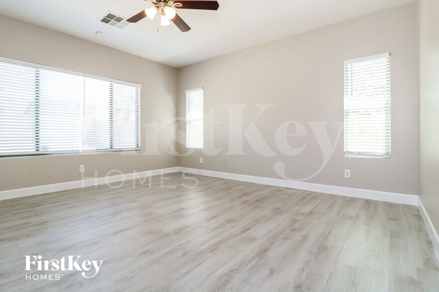 Building Photo - 1127 S 220th Dr