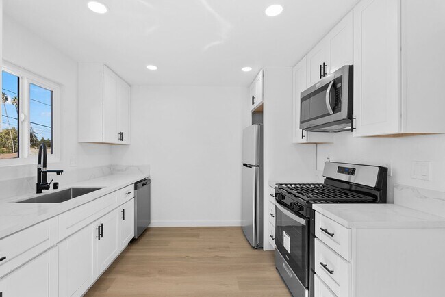 Building Photo - 4082-4084 Chamoune