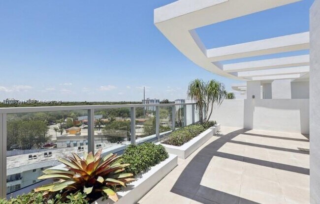 Building Photo - 13800 Highland Dr