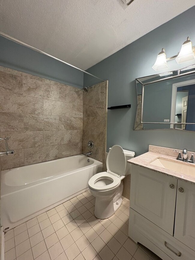 Building Photo - Charming 2-Bed, 2-Bath in Middletown, CT.