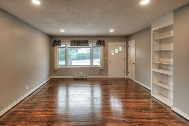 Building Photo - 5415 Poppleton Ave