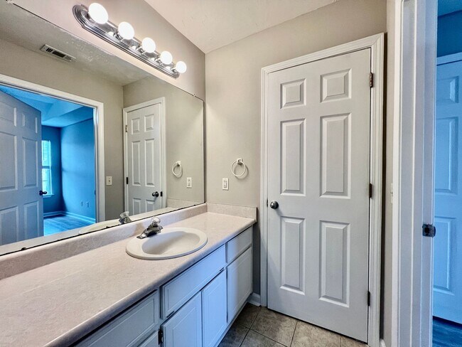 Building Photo - 3 bedroom 2 bath townhome in Towne Park