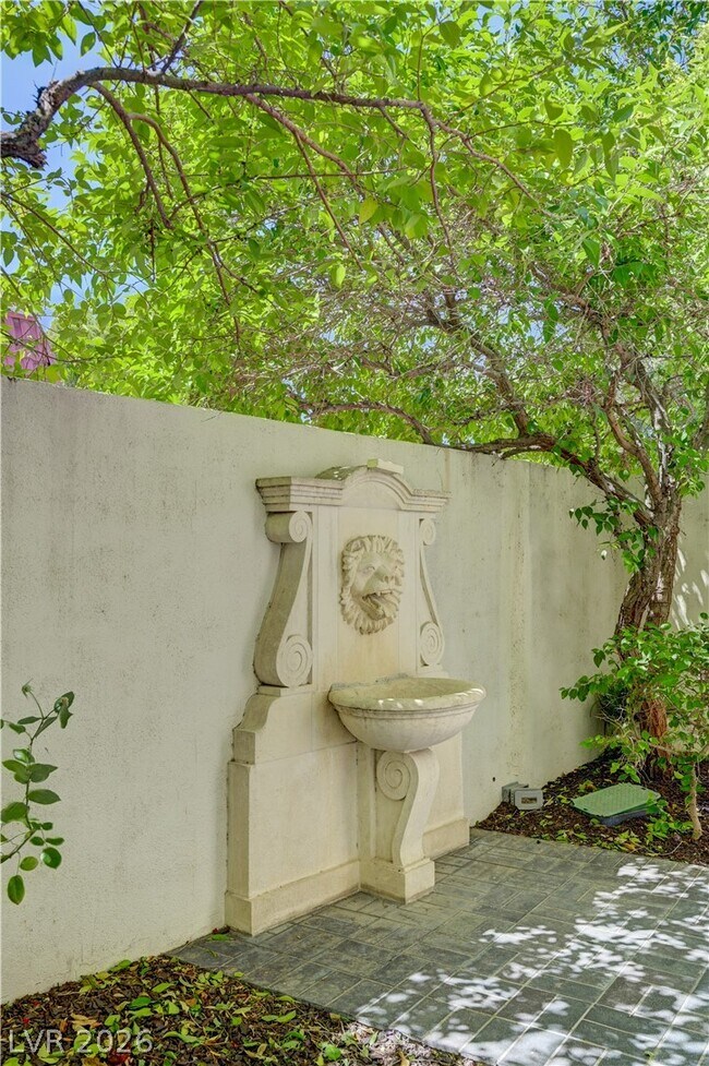 Building Photo - 820 Vegas Valley Dr