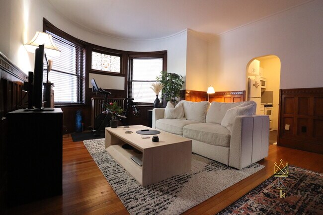 Primary Photo - 1750 Beacon St