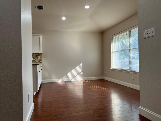 Building Photo - 1204 Jordan Ln
