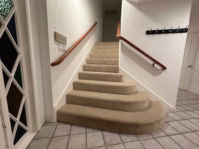 Building Photo - 19 Bronco Dr