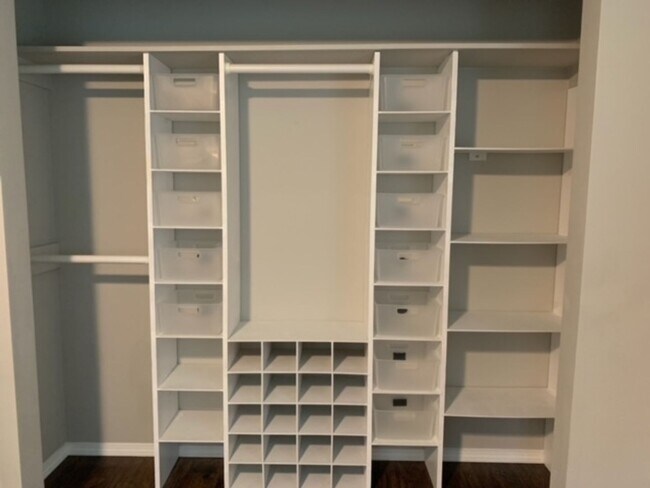 Building Photo - 3 bed/2 bath - Ready to Move In