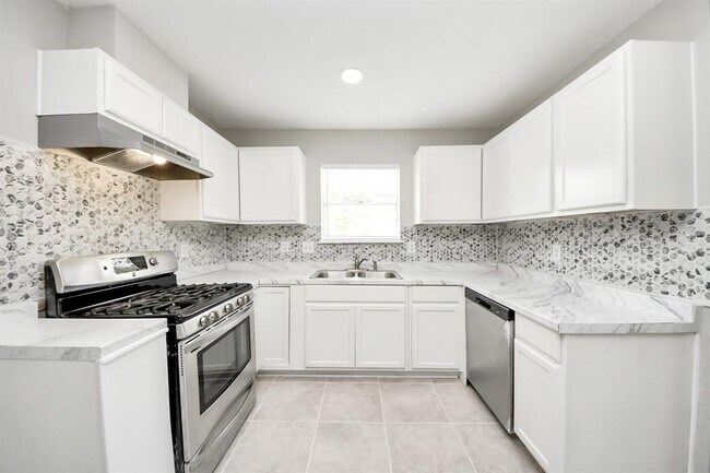 Building Photo - 7911 Pella Dr
