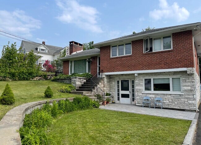 Primary Photo - 260 French St