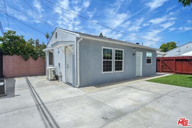 Building Photo - 1735 S Carmelina Ave