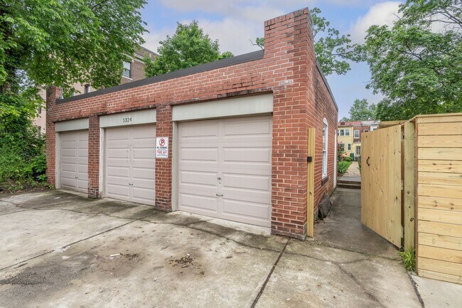 Building Photo - Charming Townhome | 5 Bed | 3.5 Bath | 2,400 Sf | Covered Front Porch & Large Fenced-In Backyard ...