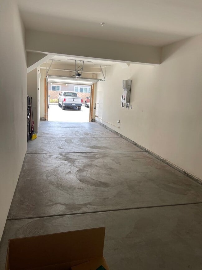 Building Photo - Modern 2-Bedroom Condo with Solar in the H...