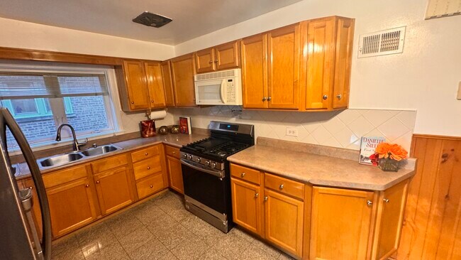 Building Photo - 5501 N California Ave