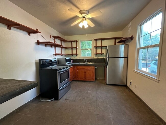 Building Photo - Charming 2 Bedroom, 1 Bath Finch Arboretum Area Home