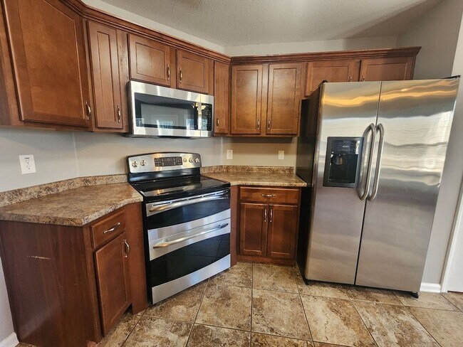 Building Photo - $2500 - 5 Bedrooms 3 Baths + Bonus Room