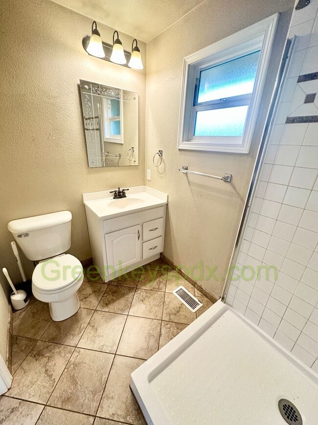 Building Photo - Gorgeous 4 Bedroom 2 Bath with Fully Fence...