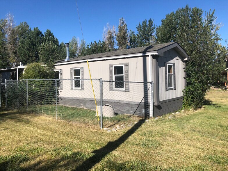 1995 Champion mobile home on private lot. UTI - 863 Hulbert Rd W