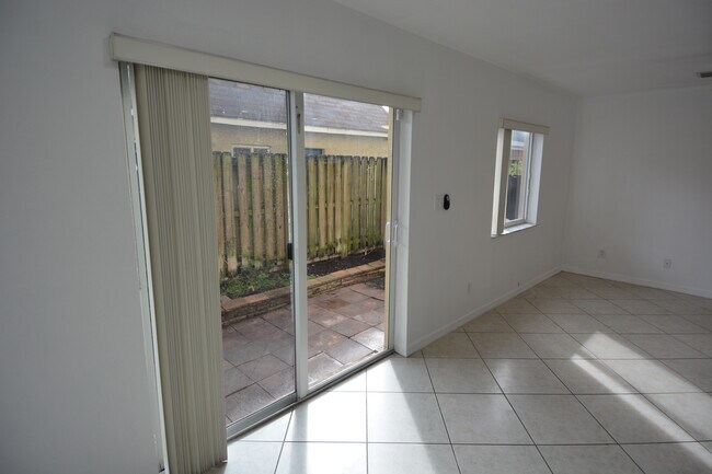 Building Photo - 324 NE 3rd St