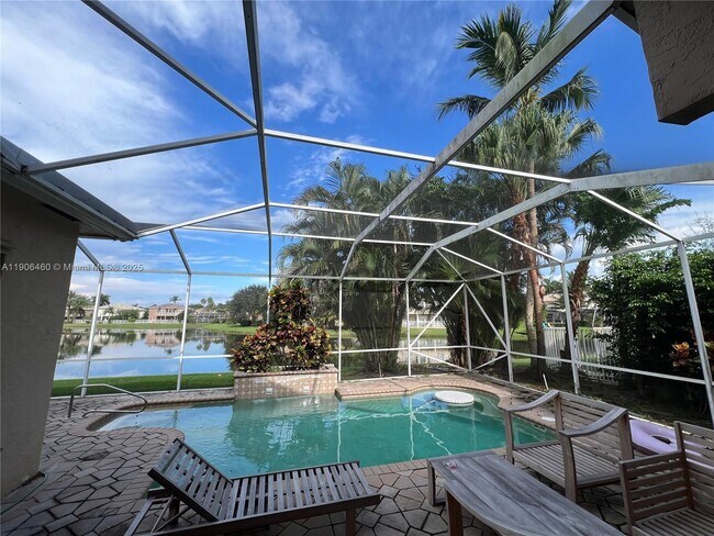 Building Photo - 6539 Stonehurst Cir