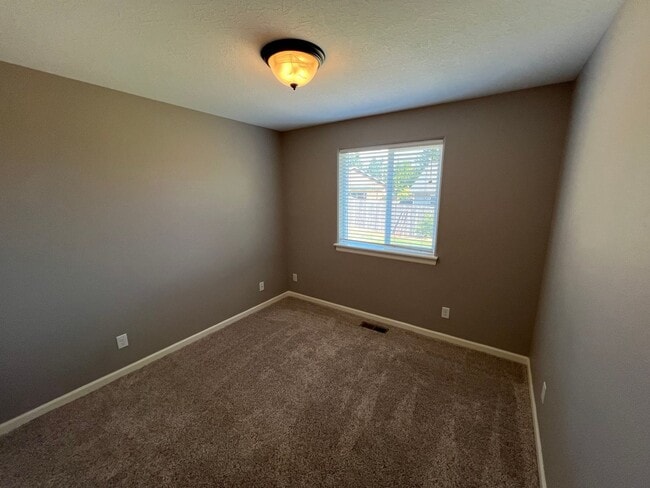 Building Photo - Well Maintained Three Bedroom Home in Sout...